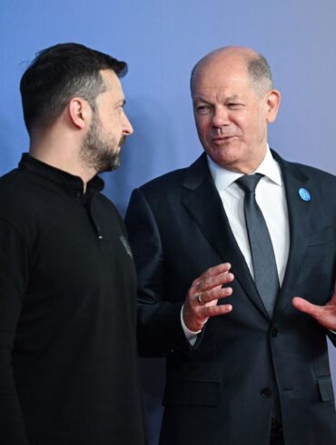 Bundeskanzler Olaf Scholz (r.) und der ukrainische Wolodymyr Selenskyj bei der Internationalen Konferenz zum Wiederaufbau der Ukraine.