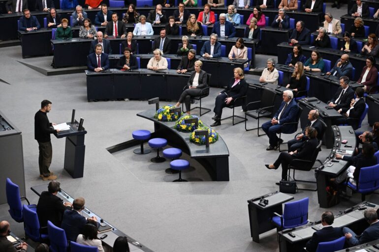 Der ukrainische Präsident Selenskyj ist anlässlich der Internationalen Konferenz zum Wiederaufbau der Ukraine in Berlin.