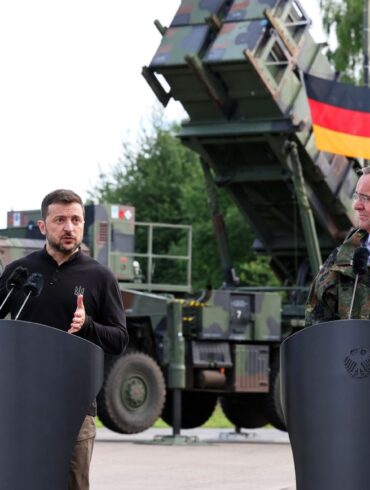 Ukraines Präsident Wolodymyr Selenskyj und Verteidigungsminister Boris Pistorius informieren sich auf einem Truppenübungsplatz über die Ausbildung von ukrainischen Soldaten am Flugabwehrraketensystem vom Typ «Patriot».