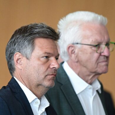 Vizekanzler Robert Habeck (l.) und Winfried Kretschmann.