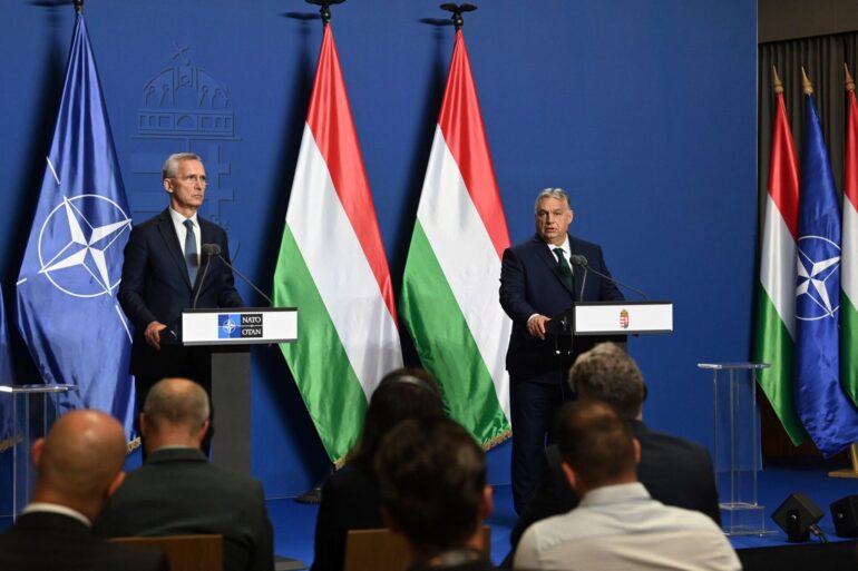 Viktor Orban (r.) und Jens Stoltenberg während einer gemeinsamen Pressekonferenz in Budapest.
