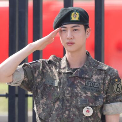 Ein letzter Salut: BTS-Jin hat seinen obligatorischen Militärdienst absolviert.