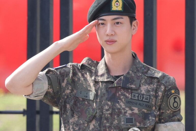 Ein letzter Salut: BTS-Jin hat seinen obligatorischen Militärdienst absolviert.