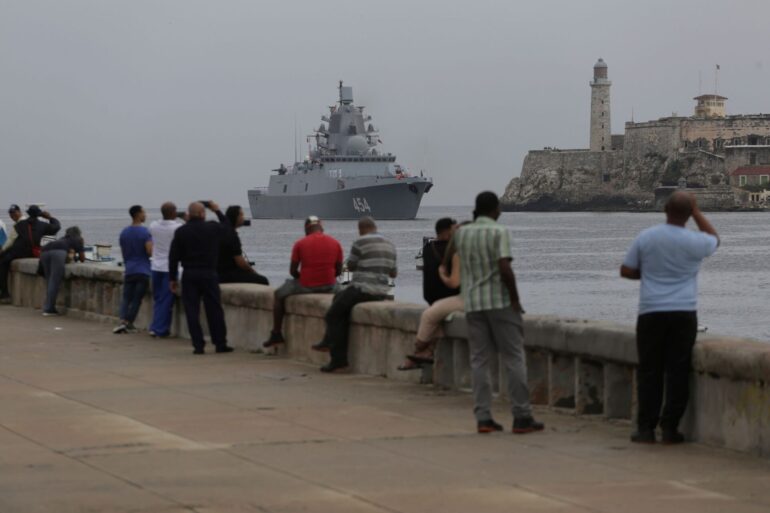 Menschen beobachten die Ankunft der Fregatte «Admiral Gorschkow» der russischen Marine im Hafen von Havanna.