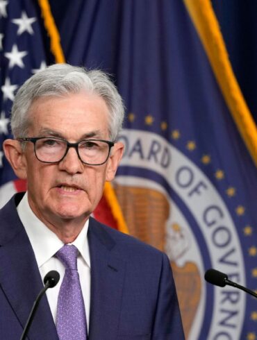 Die US-Notenbank Fed deutet für das laufende Jahr nur eine Zinssenkung an - eine Abkehr von den bisher drei prognostizierten Zinsschritten. Alle seien sich einig, dass das weitere Vorgehen von den Daten abhängen werde, sagte Fed-Chef Jerome Powell.