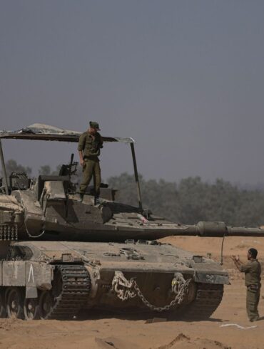 Laut einem Bericht des israelischen Fernsehsenders Channel 13 fordert die Hamas auch, dass der Wiederaufbau des Gazastreifens bereits in der ersten Phase beginnt und Israel kein Veto gegen die Auswahl der freizulassenden palästinensischen Häftlinge einlegen darf.
