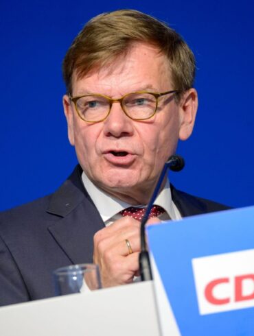 Wirft dem Bundesverteidigunsminister einen «halbgaren Vorschlag» vof, der die «Personalprobleme der Bundeswehr nicht löst»: Johann Wadephul.