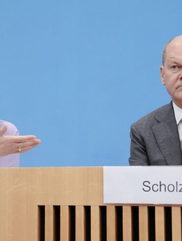 Die deutsche Positionierung zu geplanten neuen Russland-Sanktion der EU sorgt für Unstimmigkeiten zwischen Außenministerin Baerbock (l) und Bundeskanzler Scholz.