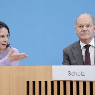 Die deutsche Positionierung zu geplanten neuen Russland-Sanktion der EU sorgt für Unstimmigkeiten zwischen Außenministerin Baerbock (l) und Bundeskanzler Scholz.