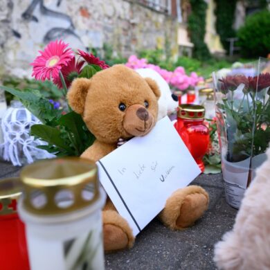 Ein Brief mit der Aufschrift «In Liebe für Valeriia», Teddybären, Blumen und Kerzen sind in der Nähe der Wohnung des getöteten Mädchens auf dem Fußweg abgelegt.