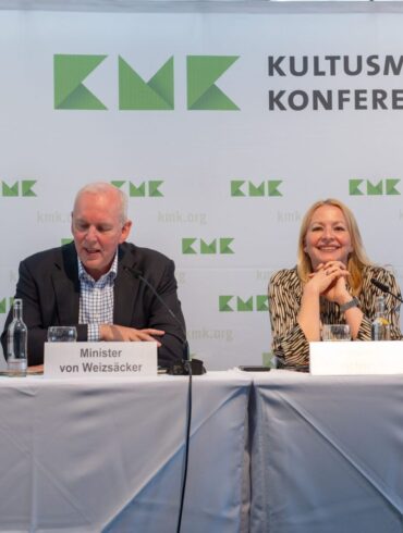 Staatssekretärin Sabine Döring aus dem Bundesministerium für Bildung und Forschung (l-r), Saarlands Wissenschaftsminister Jakob von Weizsäcker, die saarländische Bildungsministerin Christine Streichert-Clivot und Schleswig-Holsteins Bildungsministerin Karin Prien bei der Kultusministerkonferenz im Weltkulturerbe Völklinger Hütte.
