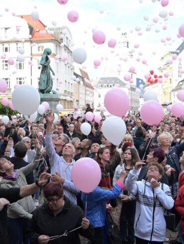 Menschen gedenken in Döbeln der getöteten Valeriia.