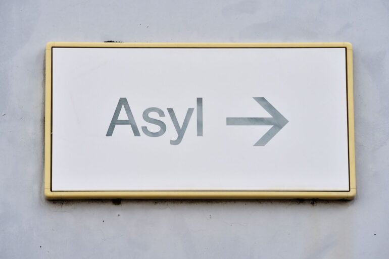 Ein Schild mit der Aufschrift «Asyl» in einer Erstaufnahme für Asylbewerber.
