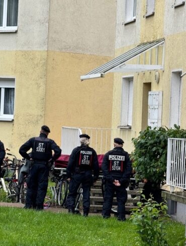 Polizisten am Einsatzort in Wolmirstedt.