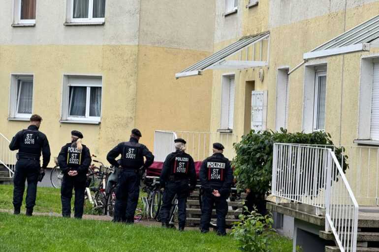 Polizisten am Einsatzort in Wolmirstedt.