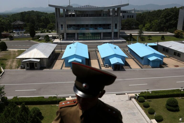 Ein nordkoreanischer Soldat vor einem Gebäudekomplex auf der südkoreanischen Seite der Grenze in der demilitarisierten Zone (DMZ).