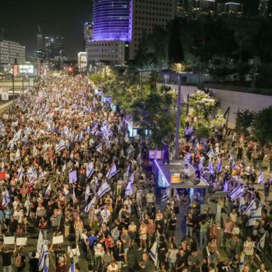 In Tel Aviv und anderen Städten verlangten die Demonstranten von Netanjahu, einem Ende der Kämpfe mit der Hamas als Teil eines Abkommens zuzustimmen.