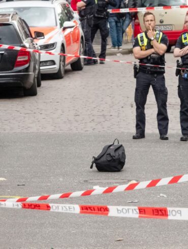In der Nähe von Tausenden Niederlande-Fans kam es zu einem Polizeieinsatz. Die Motive des Angreifers sind noch unklar.