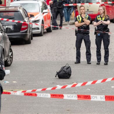 In der Nähe von Tausenden Niederlande-Fans kam es zu einem Polizeieinsatz. Die Motive des Angreifers sind noch unklar.