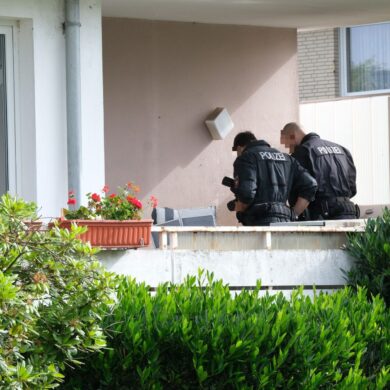 Beamte durchsuchen eine Wohnung bei einer groß angelegten Razzia: 61 Prozent der rechtsextremistisch genutzten Immobilien befinden sich in den Bundesländern Thüringen, Sachsen, Sachsen-Anhalt, Brandenburg, Mecklenburg-Vorpommern und in Berlin.