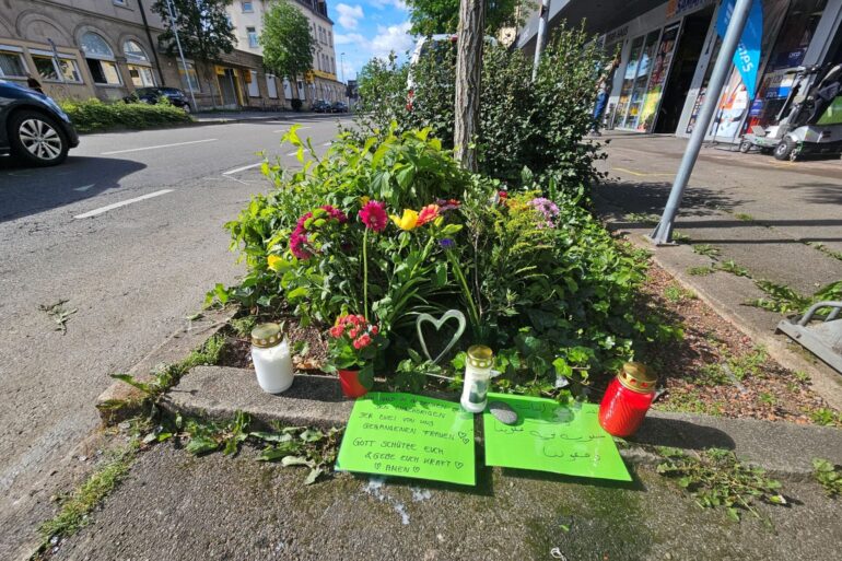 Blumen und Grablichter sind an der Unfallstelle aufgestellt worden.