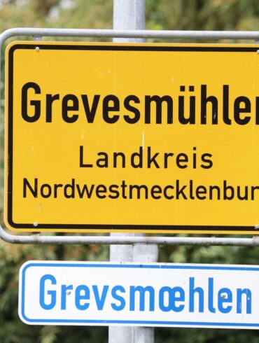Eine Gruppe junger Menschen soll in Grevesmühlen zwei ghanaische Mädchen angegriffen haben.