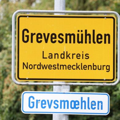 Eine Gruppe junger Menschen soll in Grevesmühlen zwei ghanaische Mädchen angegriffen haben.