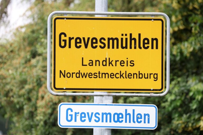 Eine Gruppe junger Menschen soll in Grevesmühlen zwei ghanaische Mädchen angegriffen haben.