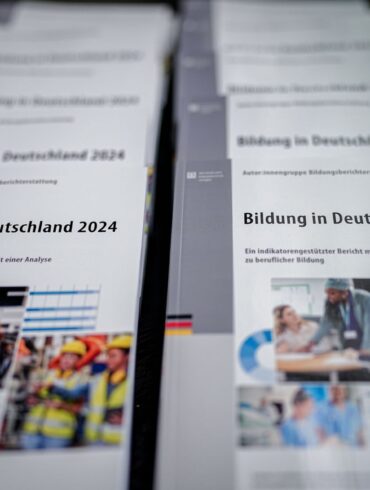 Der nationale Bildungsbericht erscheint alle zwei Jahre. Auf mehreren hundert Seiten werden Entwicklungen, Trends und Probleme im gesamten deutschen Bildungssystem beschrieben.