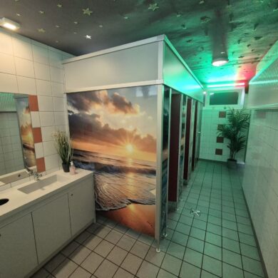 Blick in einen Toilettenbereich der Hellweg Realschule in Unna-Massen.