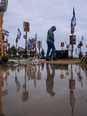 Menschen besuchen den Ort, an dem am 7. Oktober 2023 bei dem Terrorangriff der Hamas auf das Nova-Musikfestival hunderte Feiernde getötet und entführt wurden.