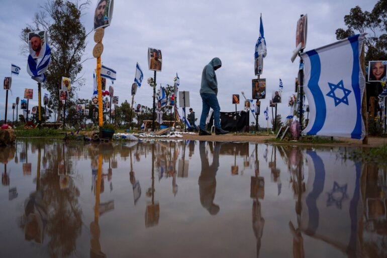 Menschen besuchen den Ort, an dem am 7. Oktober 2023 bei dem Terrorangriff der Hamas auf das Nova-Musikfestival hunderte Feiernde getötet und entführt wurden.