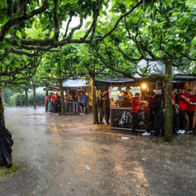 Zumindest ein bisschen Schutz: Fussballfans in Dortmund haben sich beim strömenden Regen an Imbissbuden untergestellt.