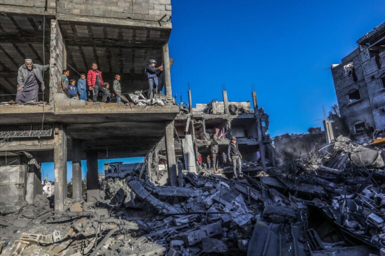 Palästinenser inspizieren die Schäden nach einem israelischen Luftangriff in der Stadt Rafah. Nach dem Kriegsrecht müssen zivile Einrichtungen bei Angriffen möglichst verschont werden.