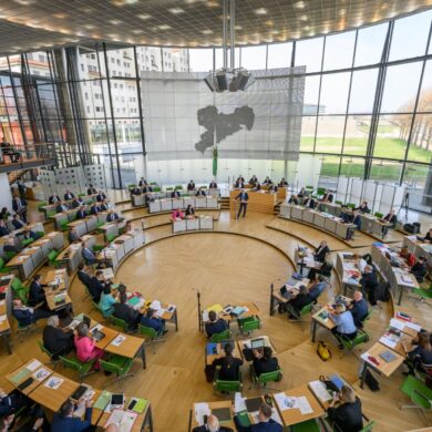 Wer wird stärkste Kraft im sächsischen Landtag? Einer Umfrage zufolge zeichnet sich bei der Wahl am 1. September ein Kopf-an-Kopf-Rennen zwischen CDU und AfD ab.