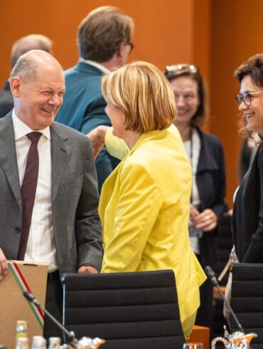 Die Bundesregierung will die Prüfung von Asylverfahren in Ländern außerhalb der Europäischen Union fortsetzen und bis Dezember konkrete Ergebnisse vorlegen.