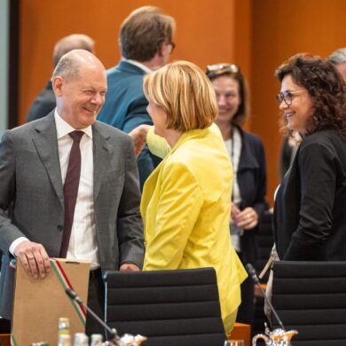 Die Bundesregierung will die Prüfung von Asylverfahren in Ländern außerhalb der Europäischen Union fortsetzen und bis Dezember konkrete Ergebnisse vorlegen.
