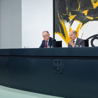 Die Bundesregierung will die Prüfung von Asylverfahren in Ländern außerhalb der Europäischen Union fortsetzen und bis Dezember konkrete Ergebnisse vorlegen.