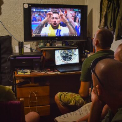 Ukrainische Soldaten schauen das EM-Spiel zwischen der Ukraine und der Slowakei. Selenskyj gratulierte dem Team zum 2:1-Sieg.