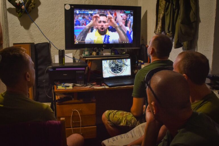 Ukrainische Soldaten schauen das EM-Spiel zwischen der Ukraine und der Slowakei. Selenskyj gratulierte dem Team zum 2:1-Sieg.