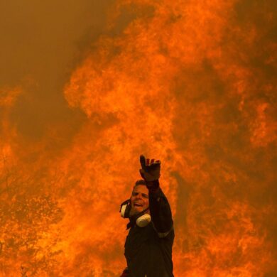 Bislang gibt es in Griechenland rund 14.100 Feuerwehrleute. Auch Privatleute bereiten sich auf den Kampf gegen die Brände vor.
