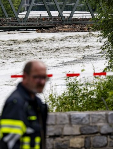 Der Wasserstand der Rhone hat sich nach den heftigen Unwettern vom Vortag verringert.
