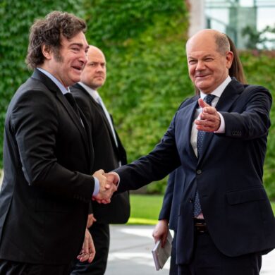 Bundeskanzler Olaf Scholz nimmt Javier Milei (l) in Empfang.