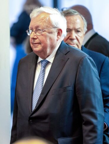 «Der gleiche Rechtsstaat, der Olearius nun vor einem Verfahren schützt, dem er nicht mehr gewachsen ist, hätte ihn schon früher entschlossen anklagen müssen», sagt der frühere Grünen-Bundestagsabgeordnete und jetzige Vorstand der Bürgerbewegung Finanzwende, Gerhard Schick.