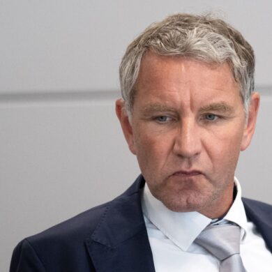 Björn Höcke muss sich erneut wegen der Verwendung einer verbotenen Losung der Sturmabteilung (SA) verantworten.