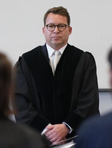 Der Angeklagte (r) und Torsten Schwarz (M), Vorsitzender Richter am Landgericht zu Beginn des Prozesses Ende April. Der Flughafen-Geiselnehmer wurde zu zwölf Jahren Haft verurteilt.