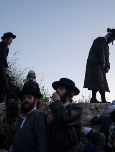 Ultraorthodoxe jüdische Männer und Jugendliche versammeln während einer Zeremonie am Stadtrand von Jerusalem (Archivbild). Israels höchstes Gericht hat geurteilt: Die Wehrpflicht gilt auch für Ultraorthodoxe.