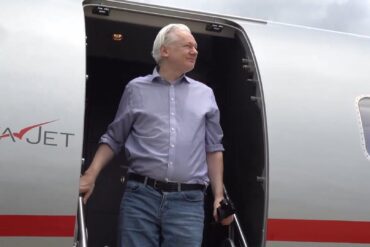 Assange ist mit einem gecharterten Flugzeug aus Großbritannien ausgereist.