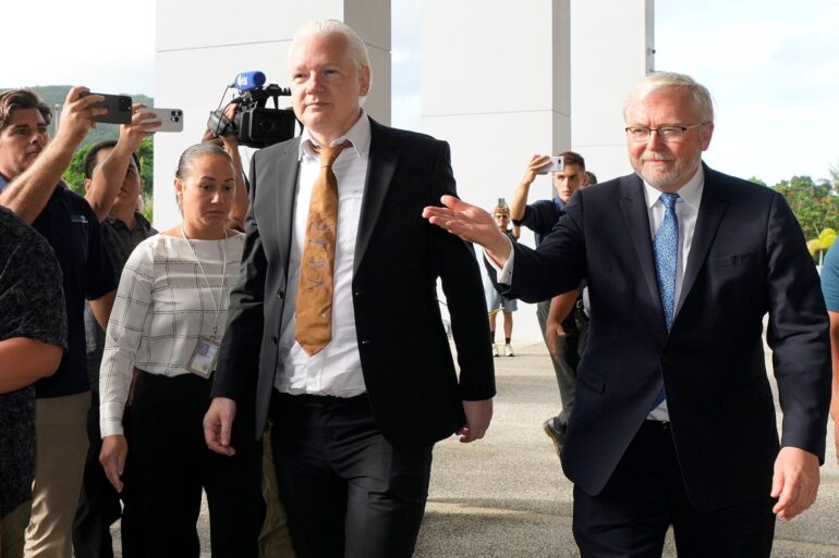 Durch den Justiz-Deal bleibt Assange (M) ein Prozess und potenziell weitere Haft in den USA erspart.