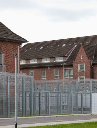 Blick auf die Abschiebehaftanstalt im schleswig-holsteinischen Glückstadt: Eine Reform soll Ausweisungen schon nach Billigung einer einzelnen terroristischen Straftat ermöglichen.